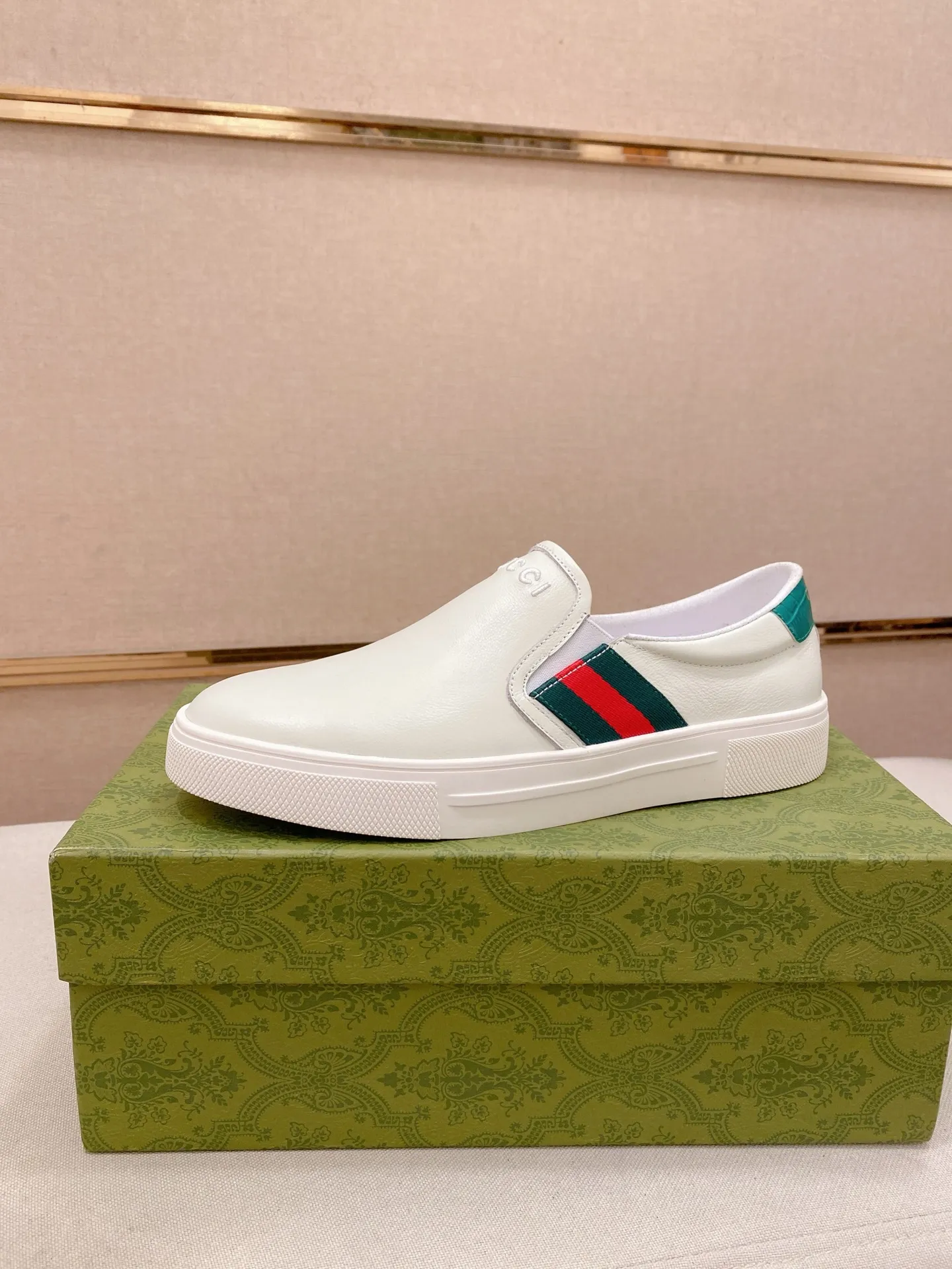 Men's shoes 💰 462💰The new GUCCI (Gucci) counters are launched simultaneously. The new men's shoes, 😘fabrics are selected from imported cowhide, and the lining is sheepskin lining. 👍🏿 High-end ☄️ air-cushion molded anti-slip rubber outsole, exquisite lines, simple and elegant, comfortable and high-end for leisure travel. Code number: 38 to 44 (45 can be customized and cannot be returned or exchanged)